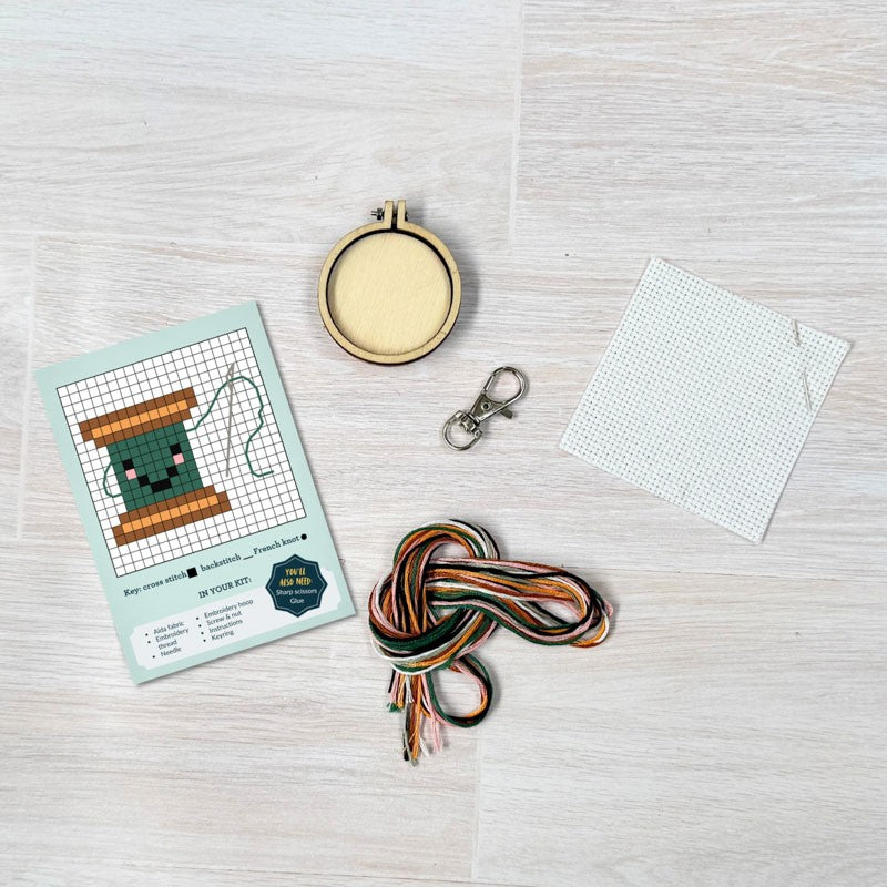 Your Make Me Sew Happy sleutelhanger - Klosje garen - Mini borduurpakket
