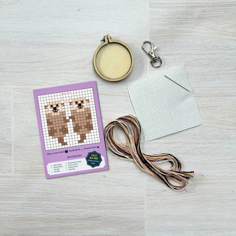 You're Otterly Amazing sleutelhanger - Otters - Mini borduurpakket -bestellen bij Iris Borduurt