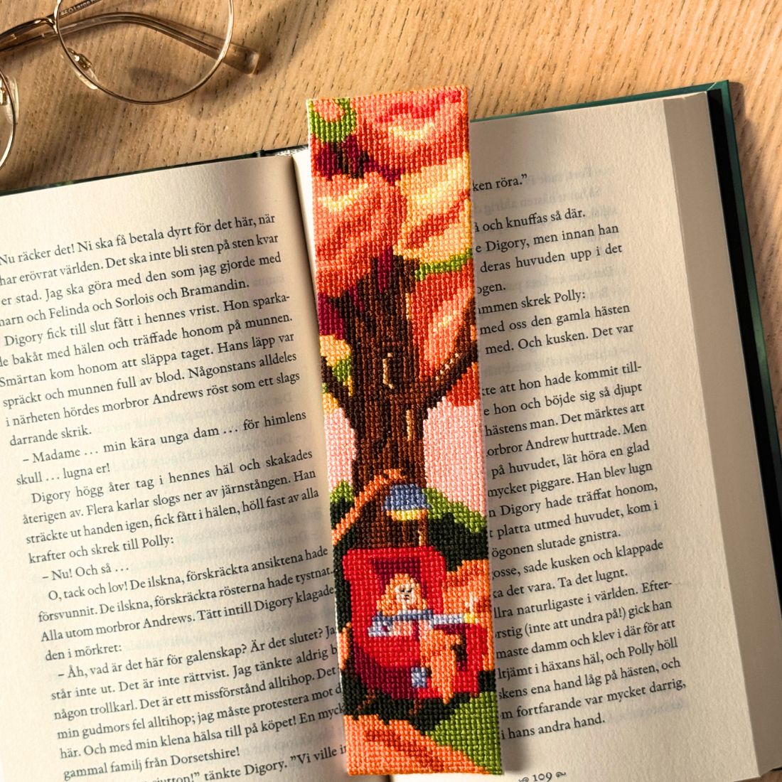 De Cosy Boekenlegger borduurpakket - Esther Bennink x Iris Borduurt -bestellen bij Iris Borduurt