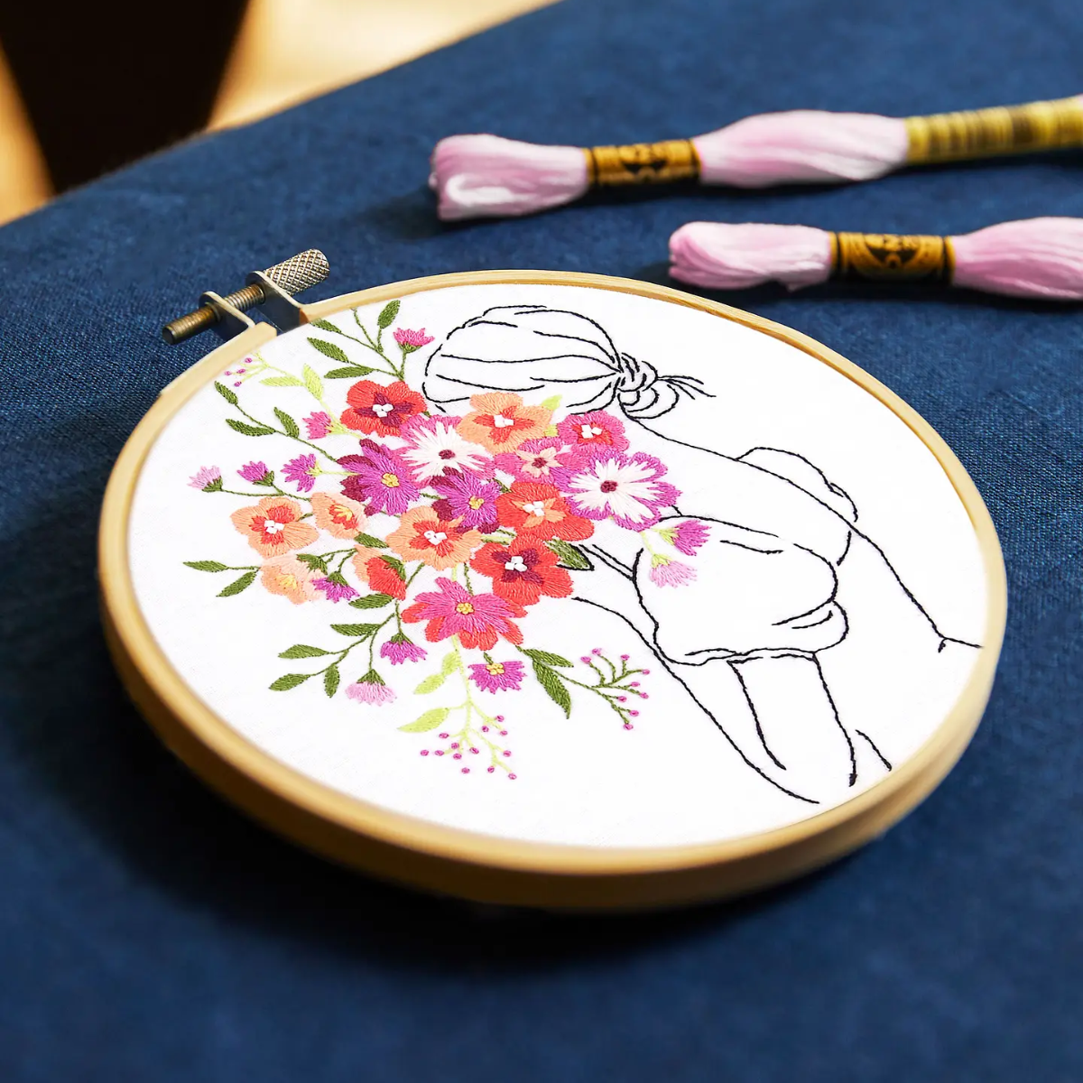 Floral Embrace borduurpakket - DMC X Nathalie Weinzaepflen borduurpakket