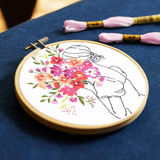 Floral Embrace borduurpakket - DMC X Nathalie Weinzaepflen borduurpakket