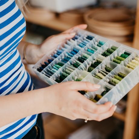 Garenopbergdoos DMC gevuld met borduurgaren op wikkelkaartjes