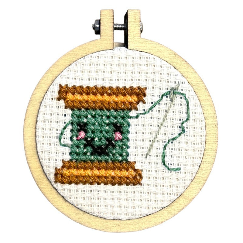 Your Make Me Sew Happy sleutelhanger - Klosje garen - Mini borduurpakket