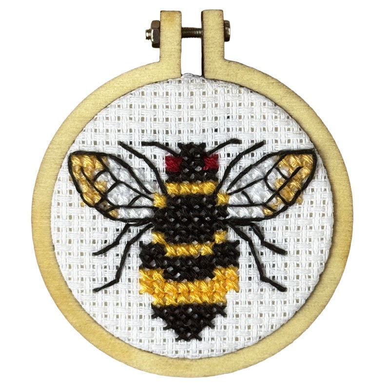 Love the Earth, Love the Bees sleutelhanger - Bij - Mini borduurpakket