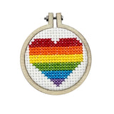 No Labels, Just Love sleutelhanger - Pride hartje - Mini borduurpakket