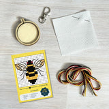Love the Earth, Love the Bees sleutelhanger - Bij - Mini borduurpakket