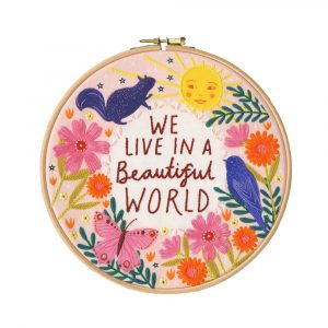 We Live In A Beautiful World – Bothy Threads borduurpakket met borduurring